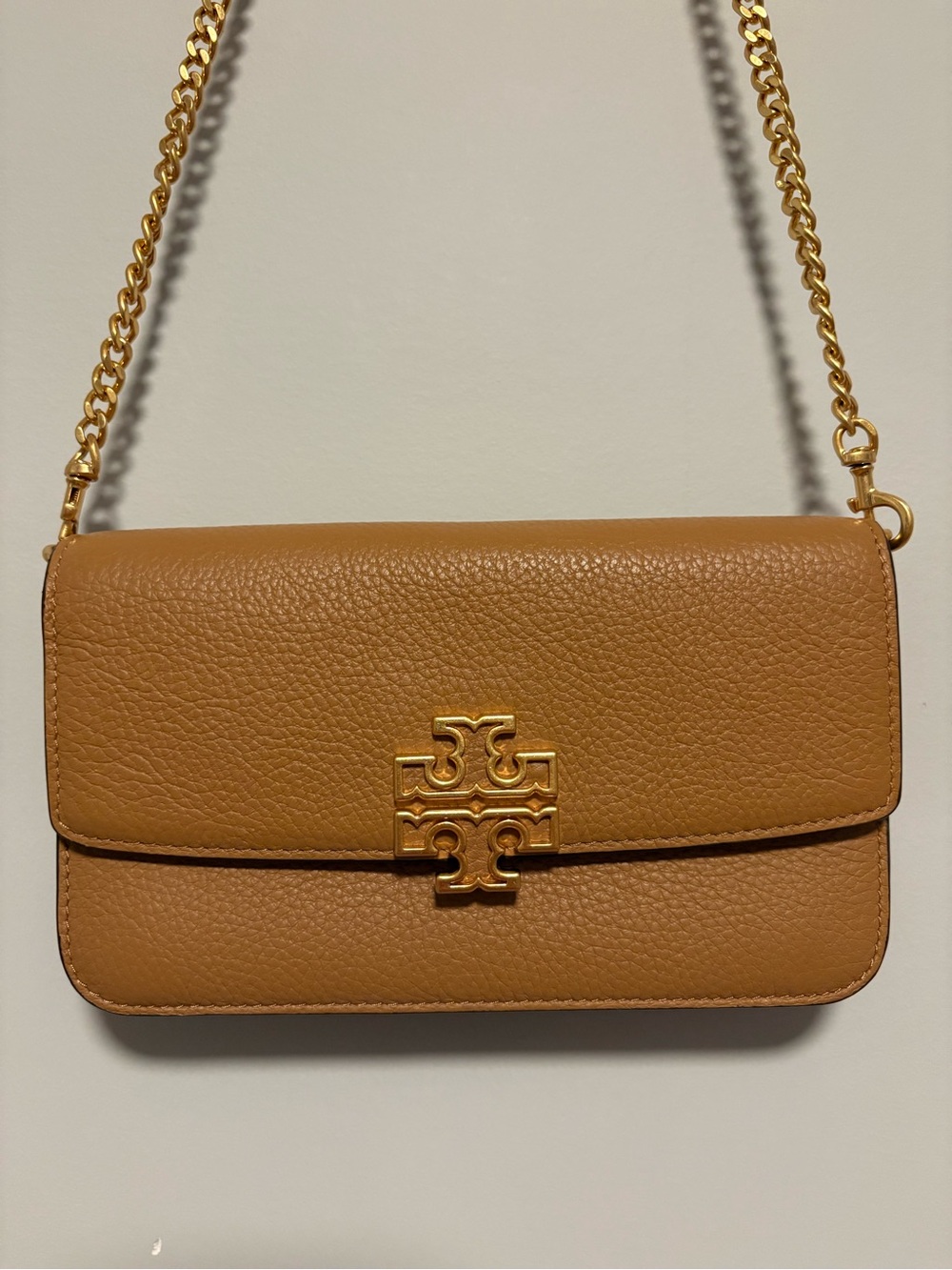 Tory Burch Caramel Britten Pebble Leather Chain Wallet - Picture 4 of 16